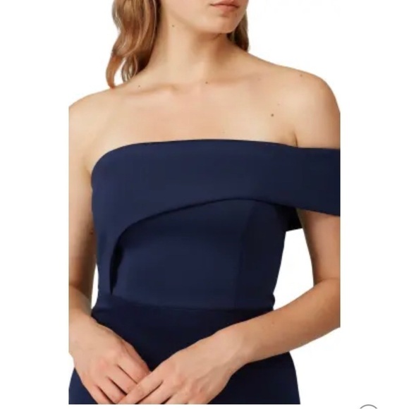 Black Halo
Navy Molten Off Shoulder Gown size 16. EUC - Picture 3 of 10
